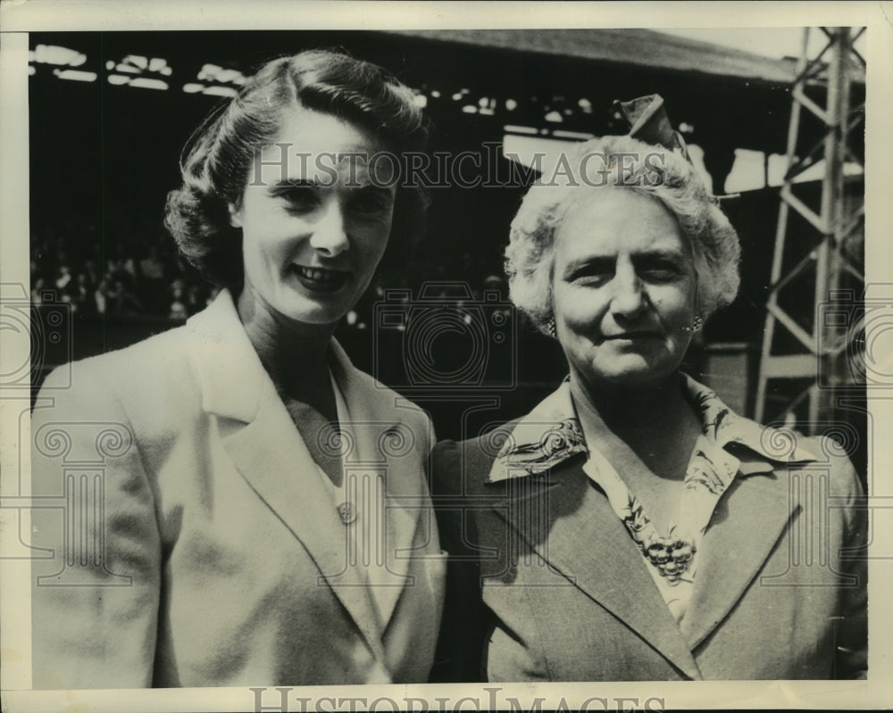 1948 Press Photo Kay Stammers Menzies poses with Hazel Wightman - nes55509- Historic Images