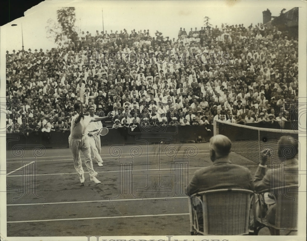 1932 Press Photo Henri Cochet reaches for half volley as Jacqus Brugnon loos on- Historic Images