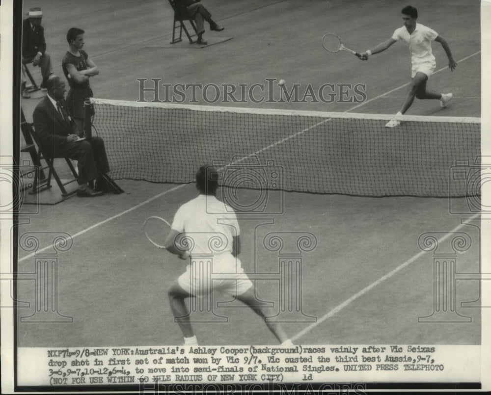 1956 Press Photo Ashley Cooper races after Vic Seixas drop shot - nes55617- Historic Images