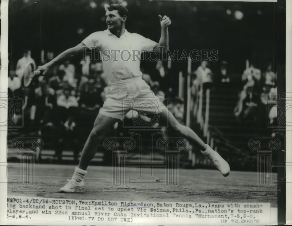 1954 Press Photo Hamilton Richardson leaps with smashing backhand shot- Historic Images