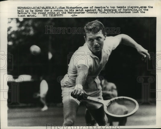 1958 Press Photo Ham Richardson eyes the ball as he dives for a return- Historic Images