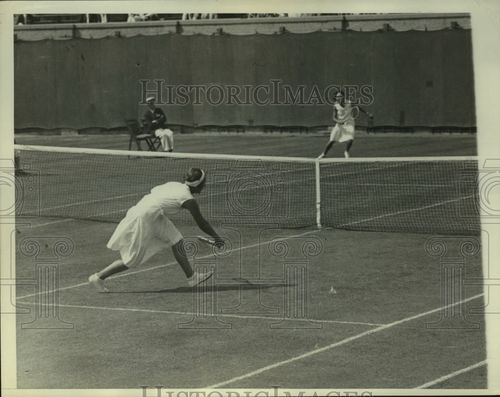 1932 Press Photo Miss Babcock Sends a Return to Miss Jacobs at Tournament- Historic Images