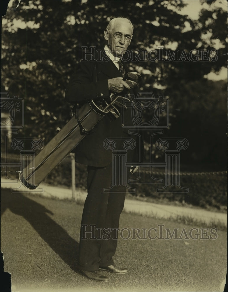 1933 Press Photo Dr LG Hardman preparing for a round of golf - nes55749- Historic Images