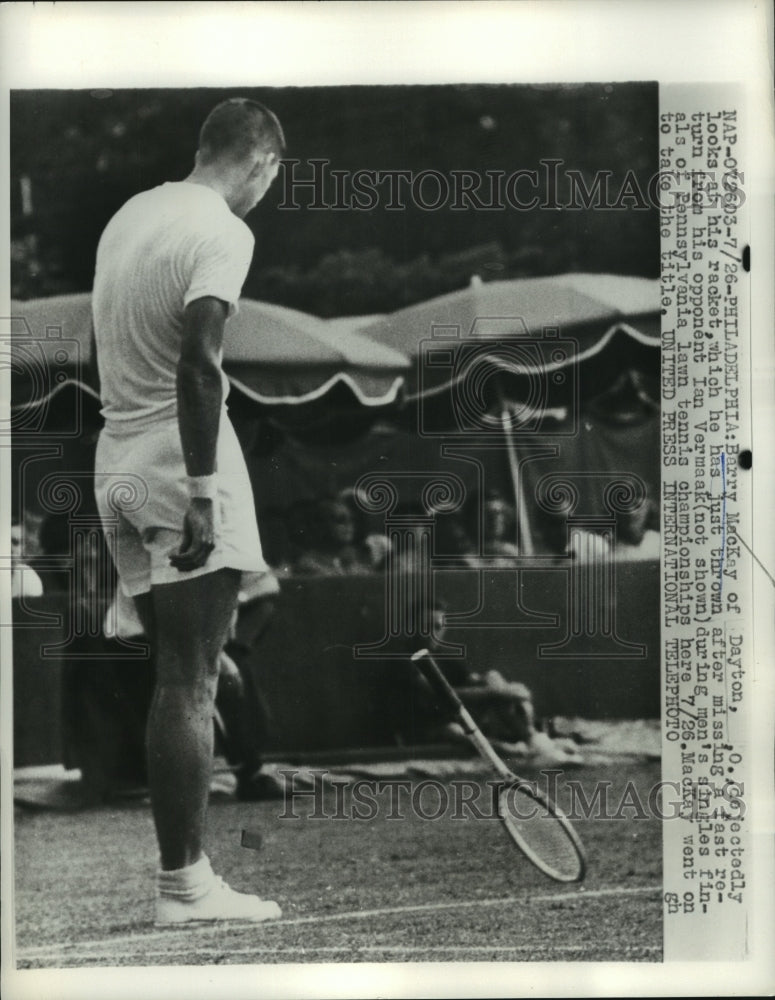 1959 Press Photo Barry MacKay throws his racquet after missing return- Historic Images