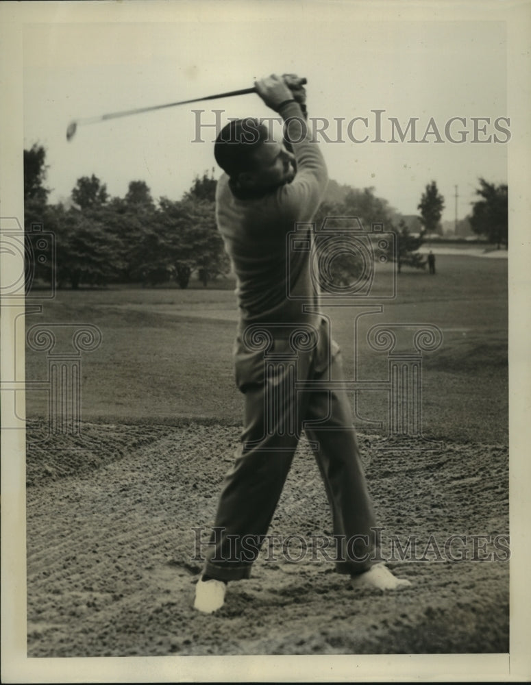 1940 Press Photo Harold McSpaden plays out of a trap at Hersey Country Club- Historic Images