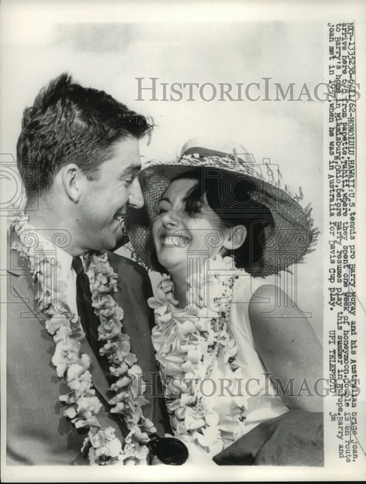 1962 Press Photo U.S. Tennis Pro Barry McKay & his bride Joan - nes55923- Historic Images