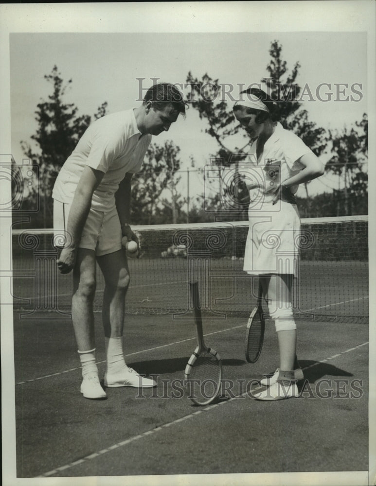 1935 Press Photo Mr and Mrs Lowell Weicher beginning a game of tennis- Historic Images