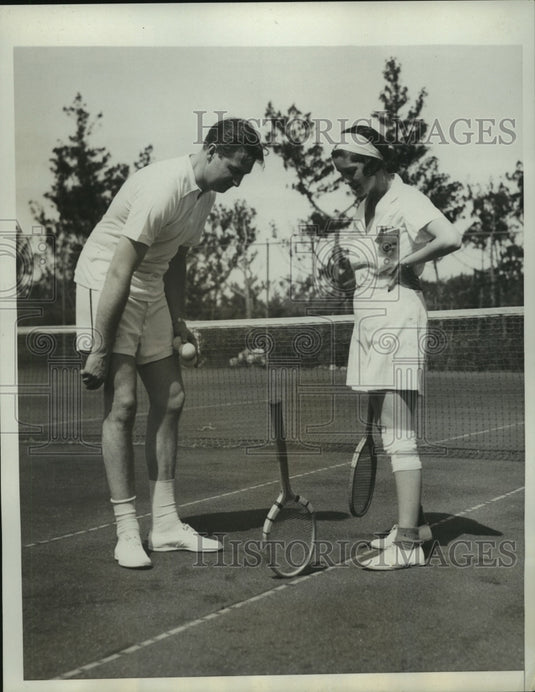 1935 Press Photo Mr and Mrs Lowell Weicher beginning a game of tennis- Historic Images