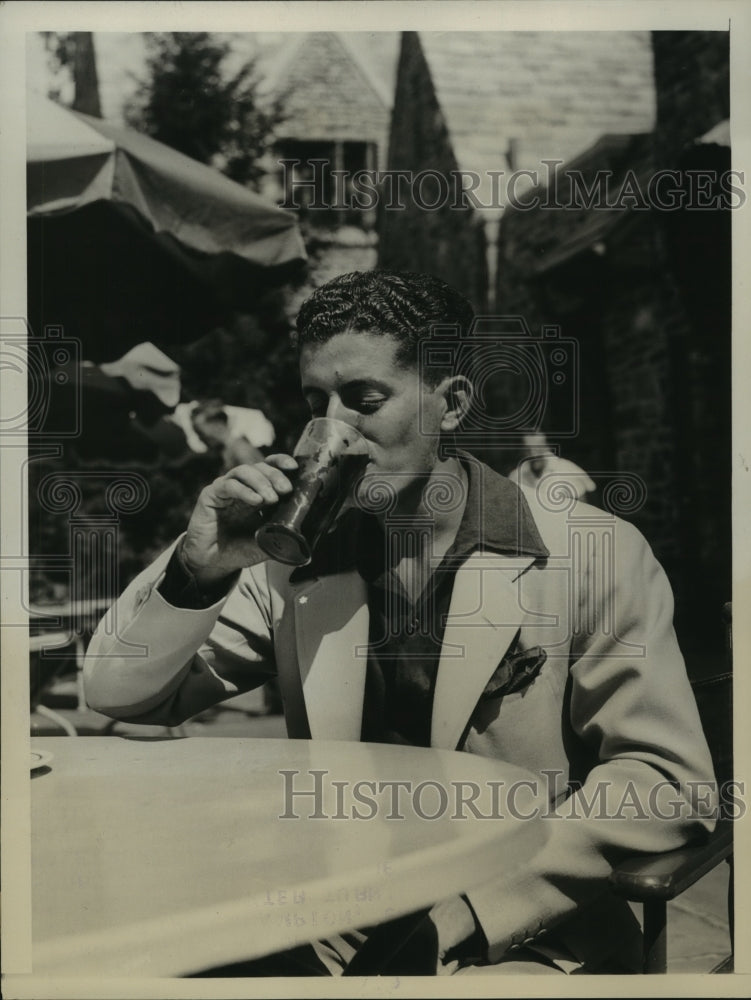 1936 Press Photo Frank Strafaci enjoys iced tea after qualifying round- Historic Images