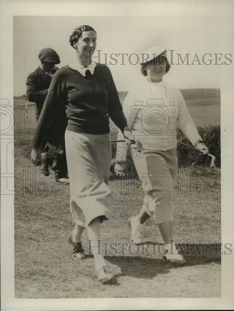 1937 Press Photo Winifred Berry and Dorothy Traung shown during match- Historic Images