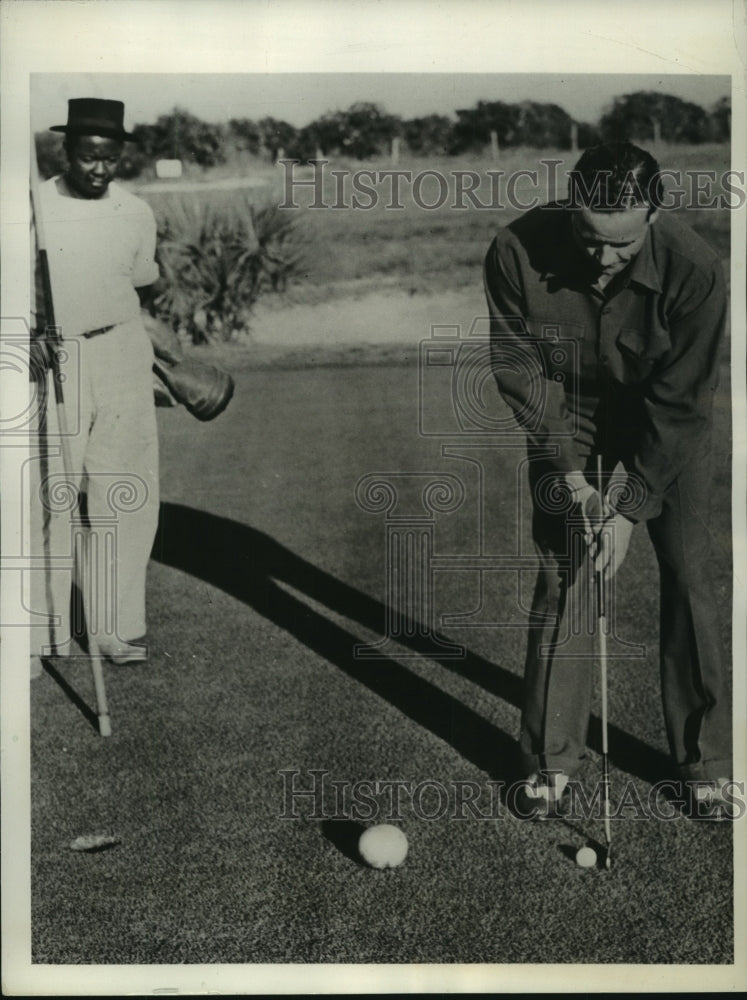 1941 Press Photo Duke Hamlin Brooklyn Dodger Pitcher golfing at 13th hole- Historic Images