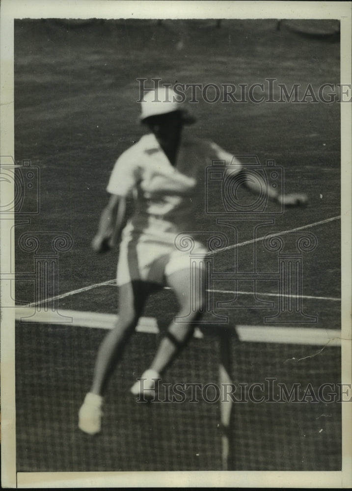 1937 Press Photo Alice Marble jumps over net to congratulate Dorothy Bundy- Historic Images