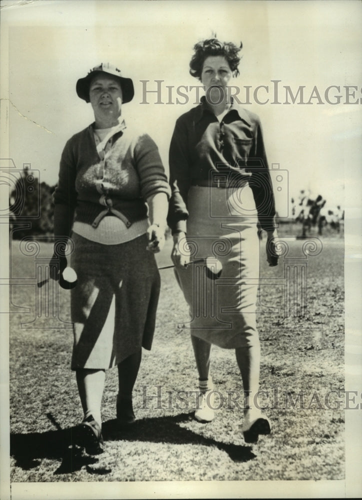 1938 Press Photo Deborah Verry &amp; Betty Abernathy at golf tournament - nes56038- Historic Images