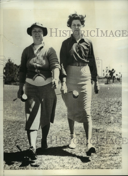 1938 Press Photo Deborah Verry & Betty Abernathy at golf tournament - nes56038- Historic Images