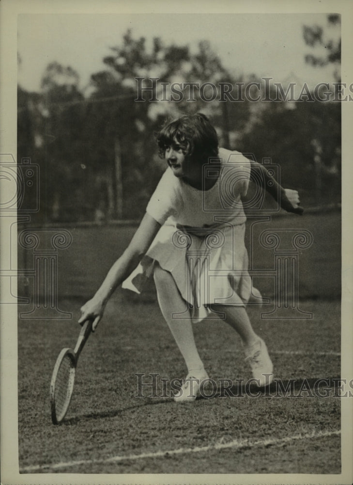 1922 Press Photo E. Bennett Plays in Junior Lawn Tennis Championships- Historic Images
