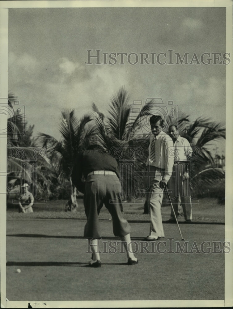 1936 Press Photo John Revolta watches Lawson Little putt in Florida - nes56107- Historic Images