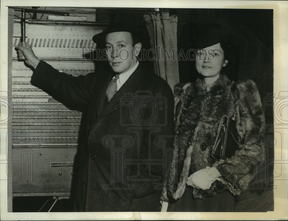1943 Press Photo Mayor Eragtus Corning 2nd with his wife vote at booth polls- Historic Images