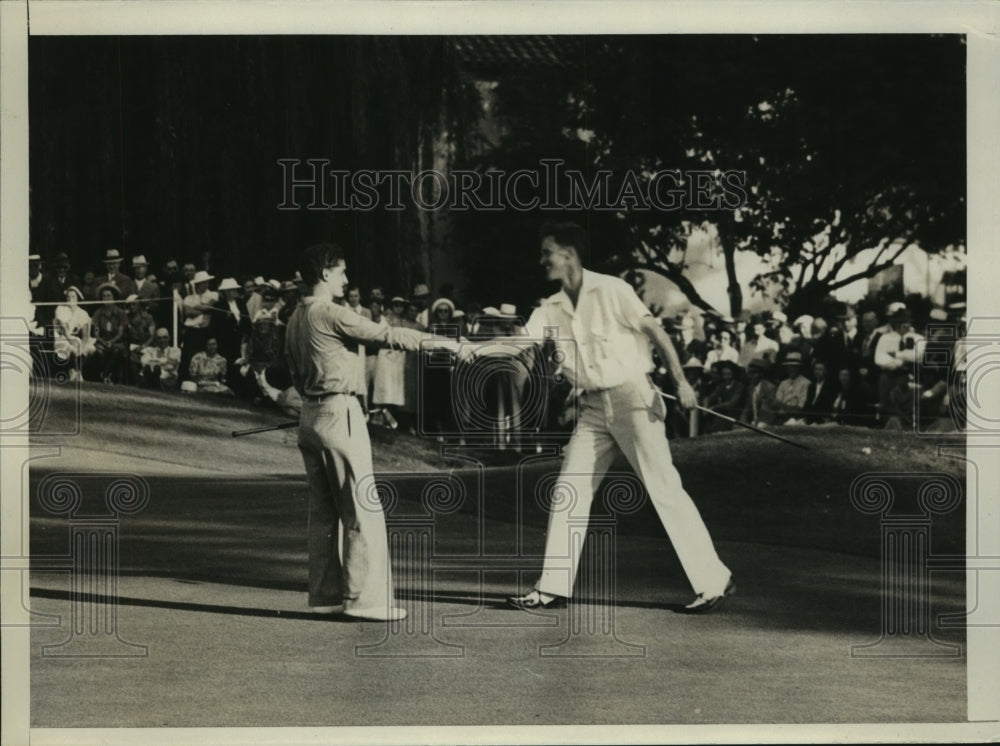 1937 Press Photo Frank Strafaci shakes hands with Vince Dolp at Golf Tourney- Historic Images