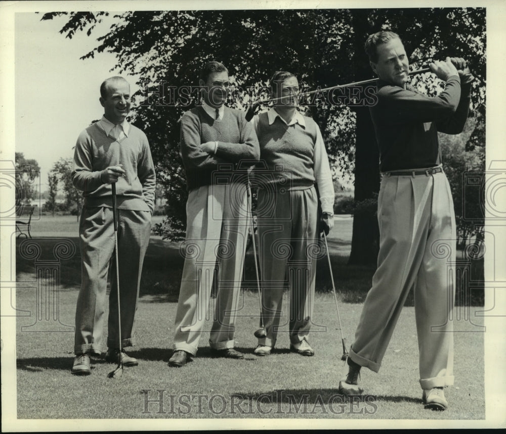 1942 Press Photo Johnny Dawson tees off practice round at Chicago Country Club- Historic Images