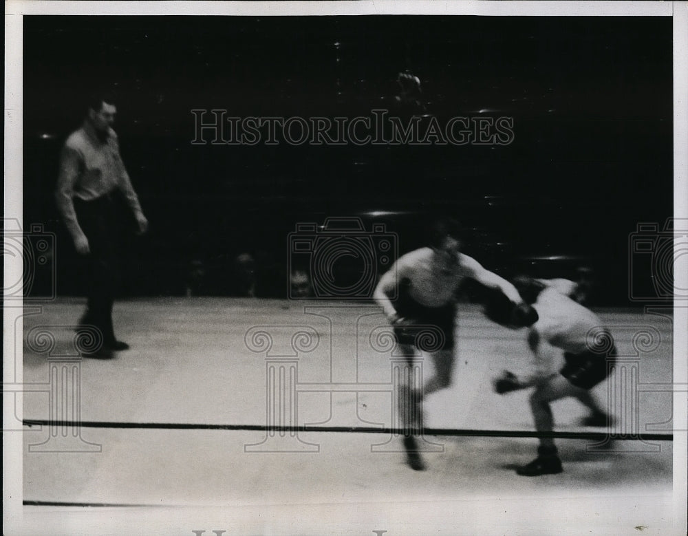 1935 Press Photo Lou Ambers vs Sammy Fuller at Madison Square Garden bout- Historic Images