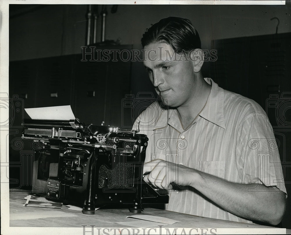 1940 Press Photo Jim Ferrier Australian golfer at a typewriter - net00395- Historic Images