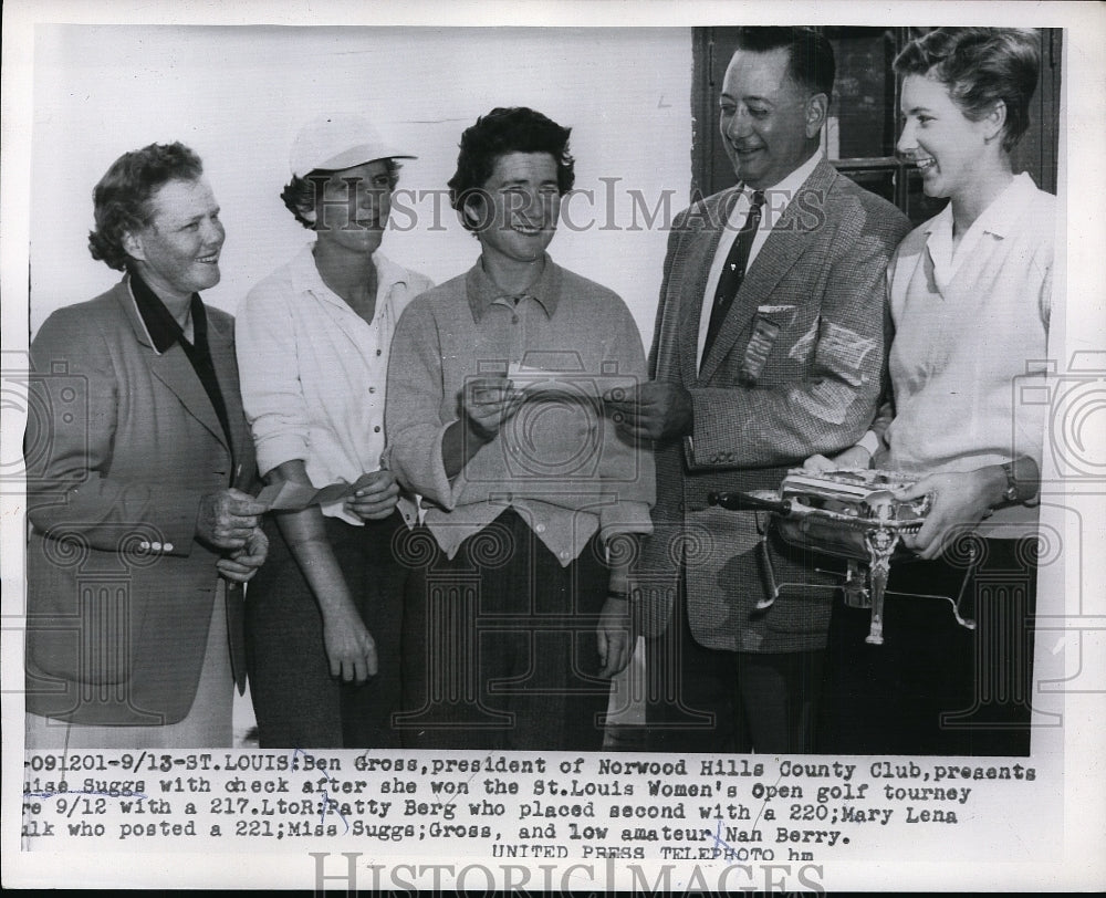 1955 Press Photo Ben Gross of Norwood Hills CC check to louise Suggs at St Louis- Historic Images