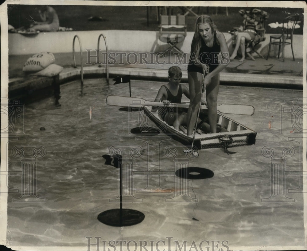 1929 Press Photo Evalynne Wolf of Pasadena plays pool golf - net00531- Historic Images