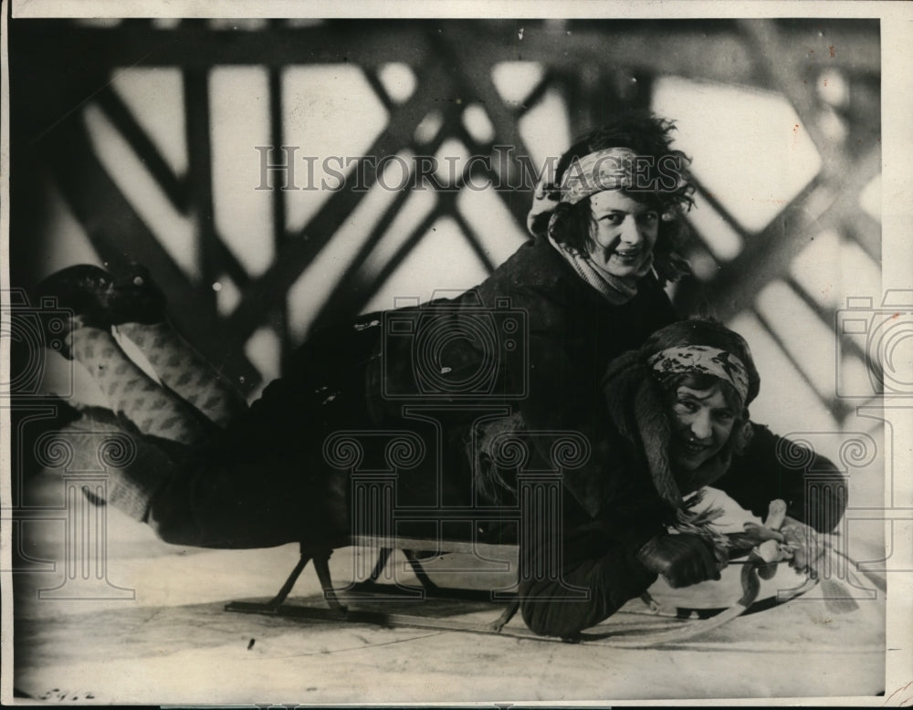 1924 Press Photo Smith College Ruth Hadfield & Eleanor Ashmore sledding in MA- Historic Images