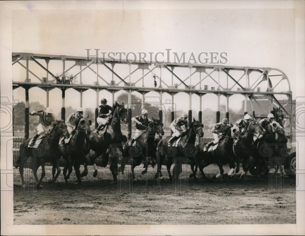 1939 Press Photo Start of race Durable, Colored Child, Kleig Light at NY track- Historic Images