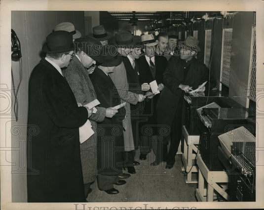 1940 Press Photo Jamaica race track in NYticket sellers & cashiers for betting- Historic Images