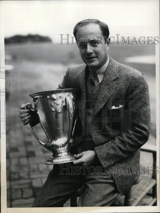 1934 Press Photo George T Dunlap Jr & National Amateur golf trophy in NC- Historic Images