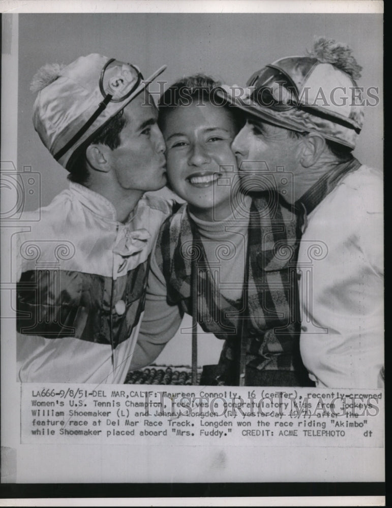 1951 Press Photo Maureen Connolly kissed by Willie Shoemaker and Johnny Longdon- Historic Images