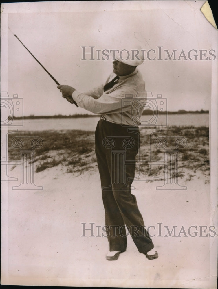 1936 Press Photo Ralph Guldhal hits out of sand at Nassau Open in Bahamas- Historic Images