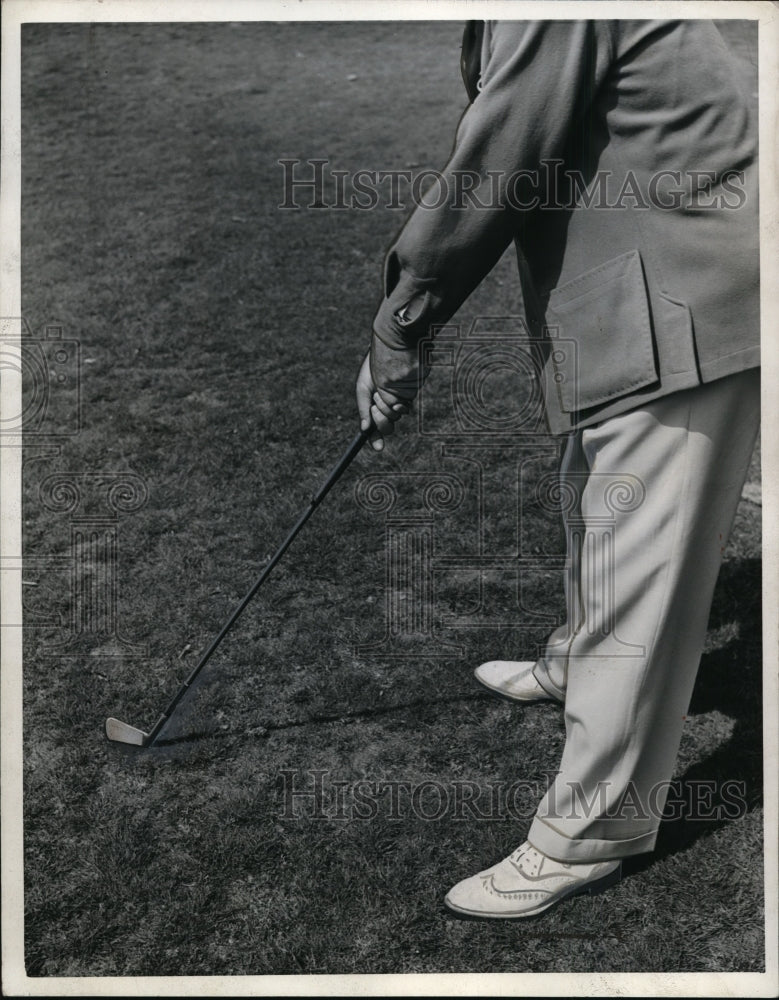 1942 Press Photo Unknown golfer demonstrating his form on the course - net01127- Historic Images