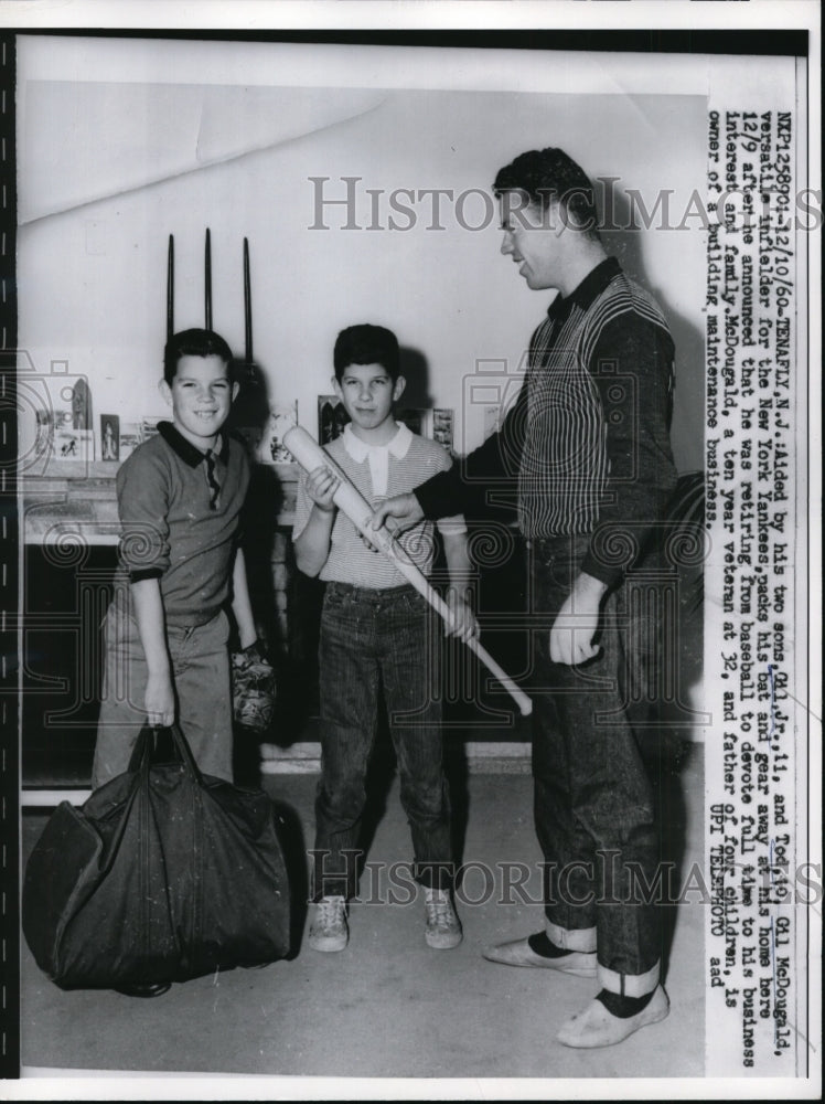 1960 Press Photo NY Yankee Gil McDougald & sons Gil Jr & Tod as he retires- Historic Images