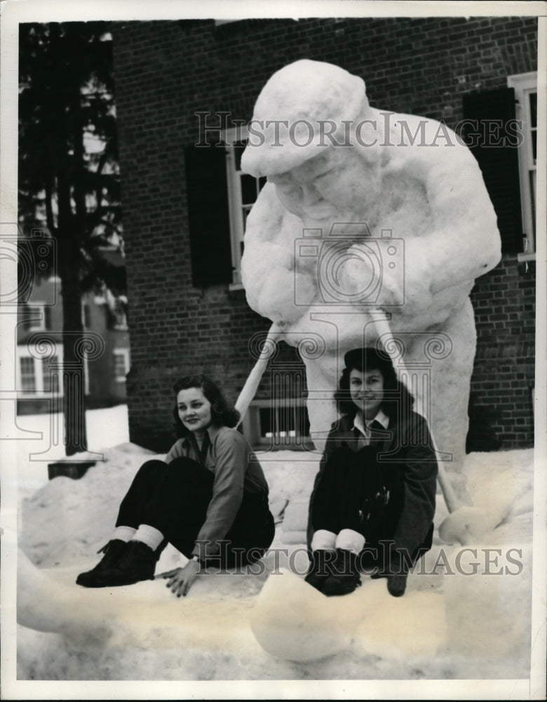 1941 Press Photo Barbara Skirm and Cloe Sinclaire at Dartmouth Winter Carnival- Historic Images