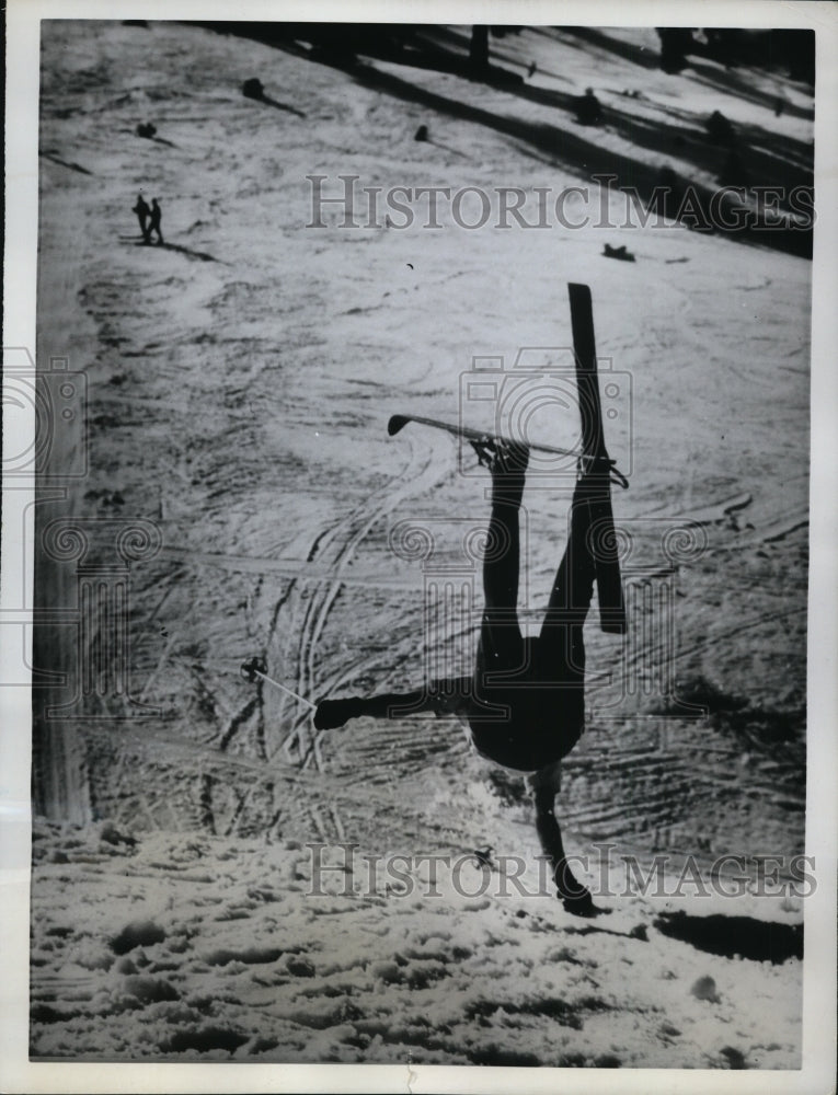 1962 Press Photo Bill Liddel flips on the ski slopes at Alpine Meadow in Tahoe- Historic Images