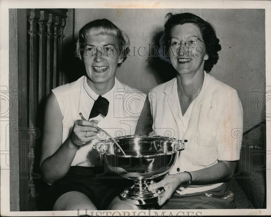 1954 Press Photo Jeanne Corby & Isabel Ogelive with a trophy punch bowl- Historic Images