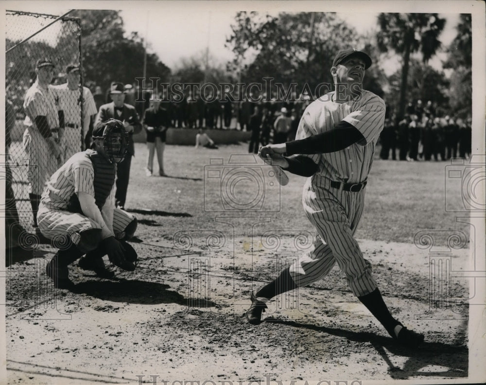 1940 Press Photo Yankees batter taking batting practice in front of crowd- Historic Images