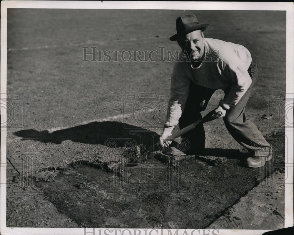 1951 Press Photo Cleveland Indians groundskeeper Harold Bossard - net01584- Historic Images