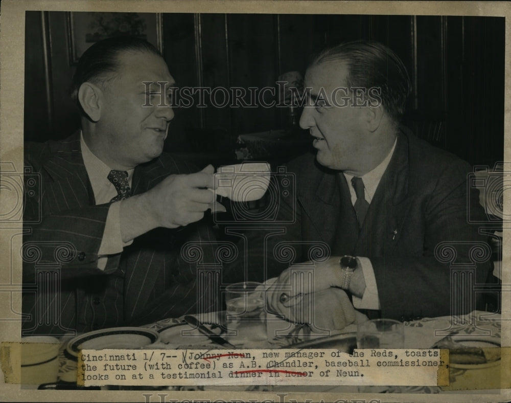 1947 Press Photo Reds manager Johnny Neun toasts with Commissioner A.B. Chandler- Historic Images
