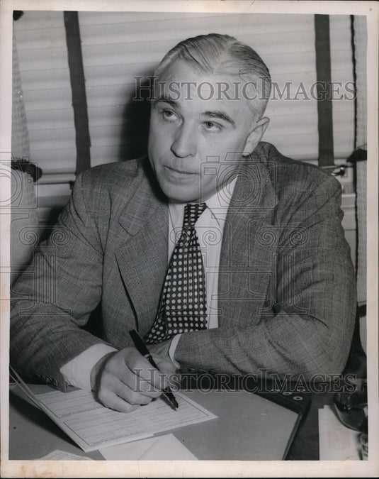 1954 Press Photo Former Cleveland Indian Johnny Hodapk signs a contract- Historic Images