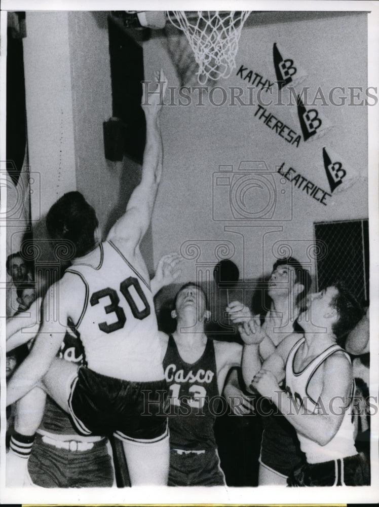 1961 Press Photo Tom Scheffy of Casco WI vs Wayne Baudhin of Brussels basketball- Historic Images