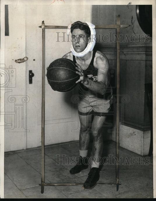 1929 Press Photo Albie Booth Yale football player practices basketball- Historic Images