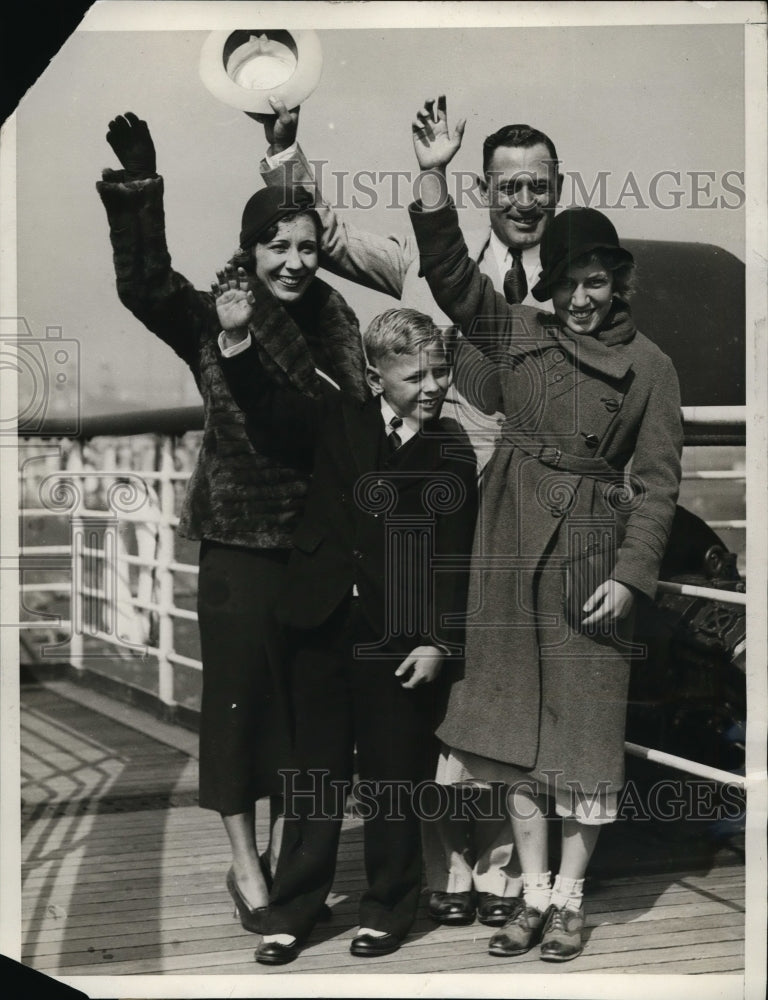 1932 Press Photo Charlie Root of Cubs , wife &amp; kids Della &amp; Charles Jr- Historic Images