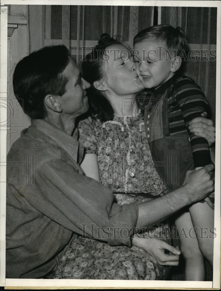 1941 Press Photo Mr &amp; Mrs Warren McElwain &amp; son David found in Pasadena CA- Historic Images