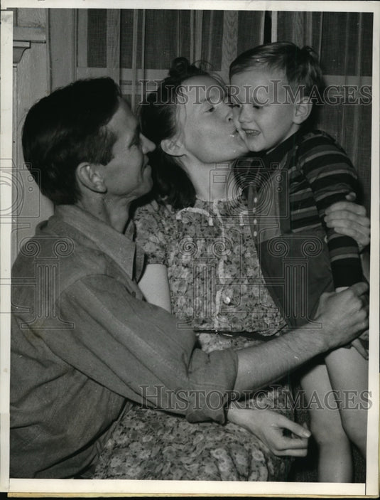 1941 Press Photo Mr & Mrs Warren McElwain & son David found in Pasadena CA- Historic Images