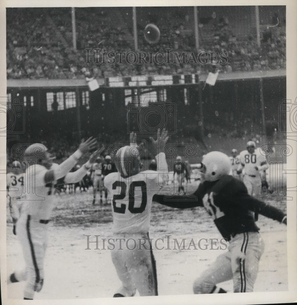 Press Photo Two Cleveland Browns receivers vie for ball in snowy game- Historic Images