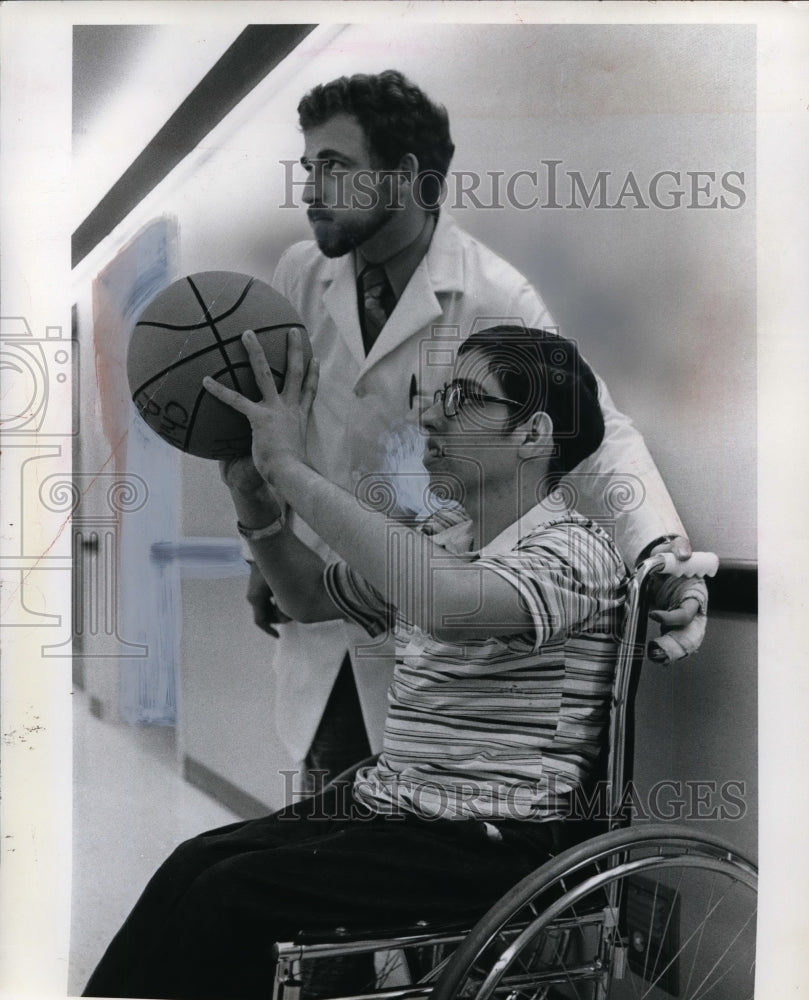 Press Photo Dr. Garry Gasbey, pediatrician works on wheelchair sports program- Historic Images