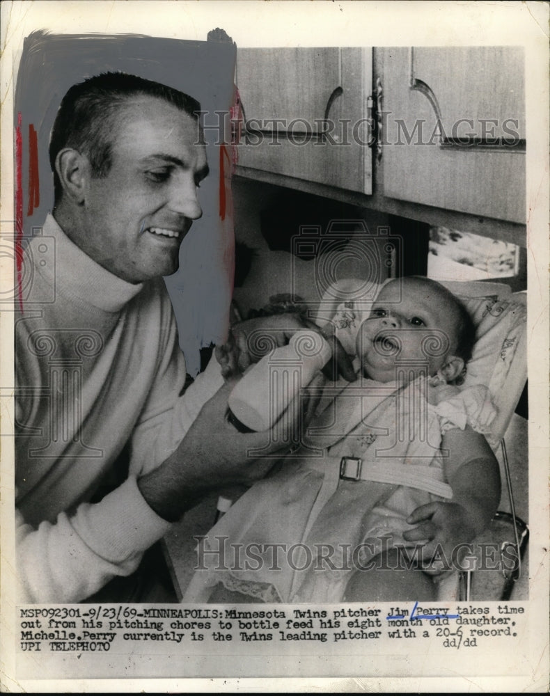 1969 Press Photo Twins pitcher Jim Perry & baby Michelle at home in Minneapolis- Historic Images